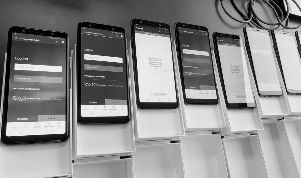 Smartphone der viser login-skærmen til konfigurationsportalen