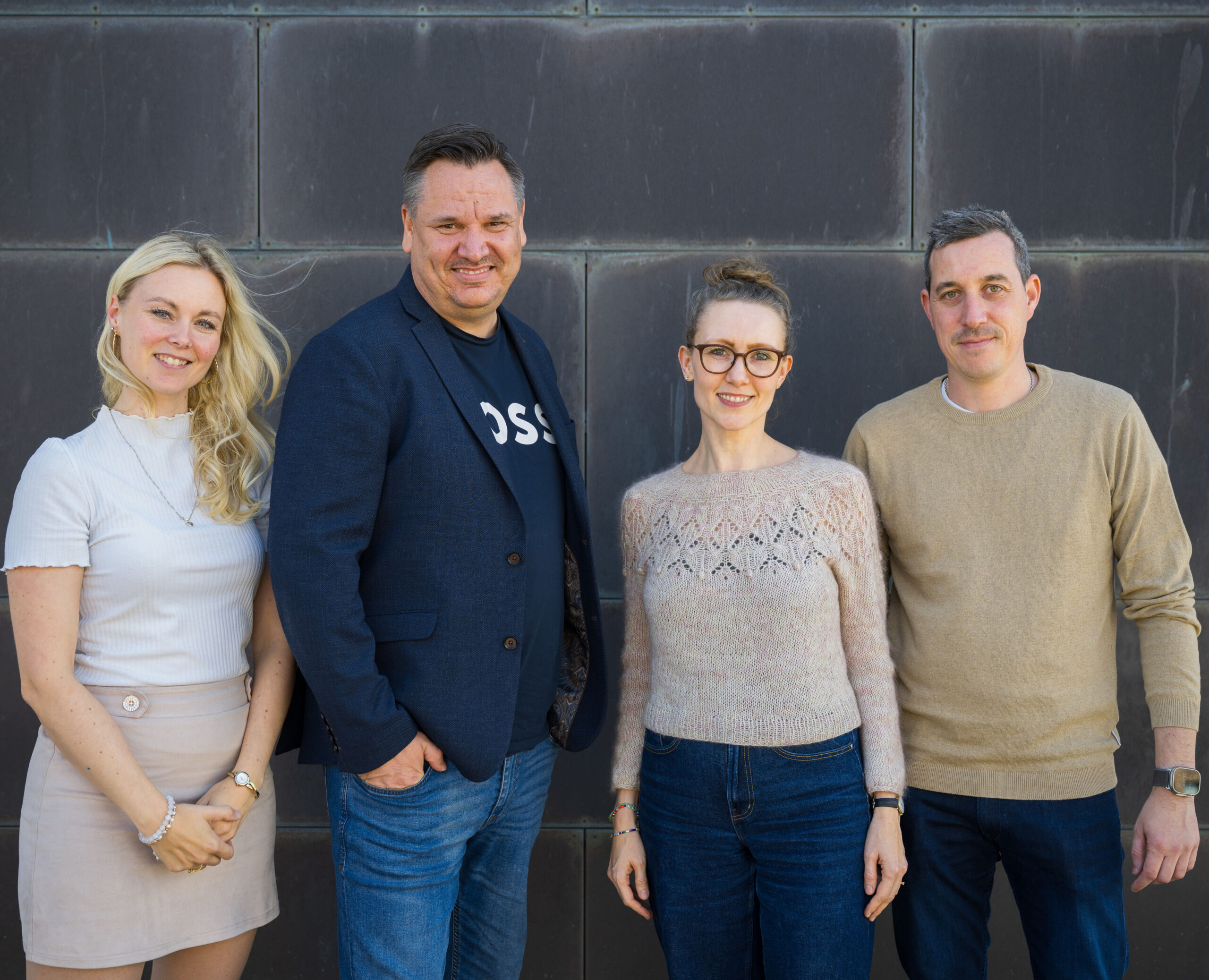 Teamet bag Mobitel står samlet foran deres kontor og er klar til at rådegive virksomheder om hardware og Lifecycle Management