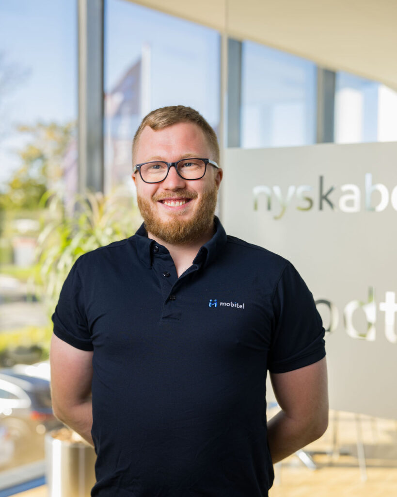Portrætfoto af Simon Winther Jørgensen, medarbejder hos Mobitel